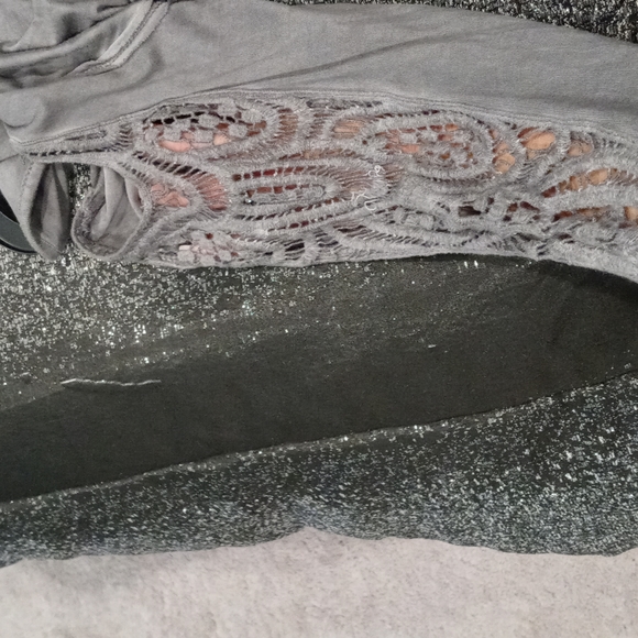 Cold shoulder detailed top - Picture 3 of 6